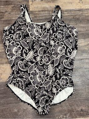 Lands’ End One Piece Bathing Suit Plus Size 24W Black And White